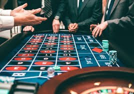 Meja Sic Bo live dealer di kendibet menampilkan tiga dadu dan hasil real-time